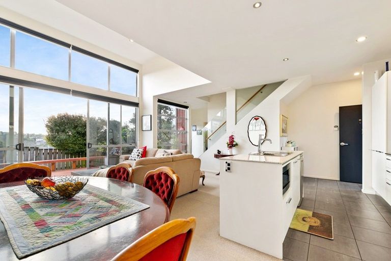 Photo of property in 76h Edmonton Road, Henderson, Auckland, 0612