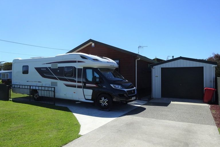 Photo of property in 11 Te Awa Street, Foxton Beach, Foxton, 4815