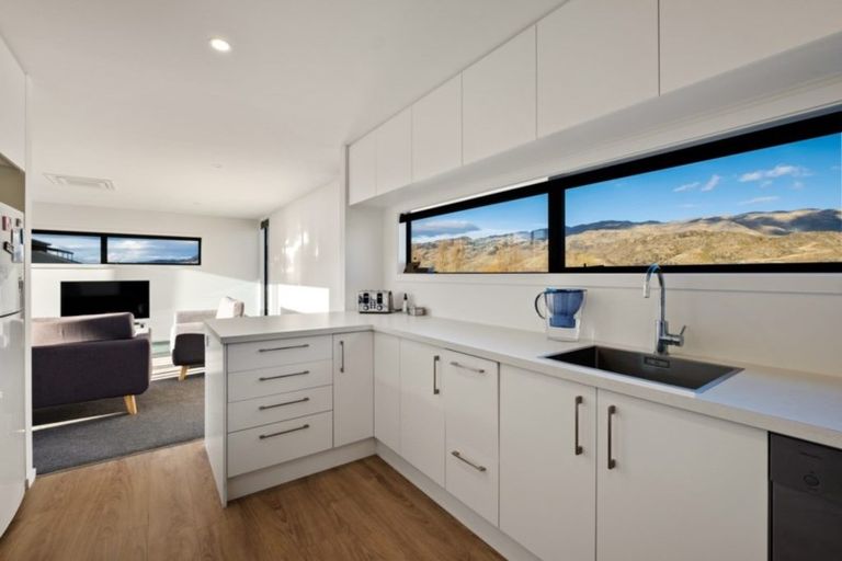 Photo of property in 33 Stratford Drive, Mount Pisa, Cromwell, 9383