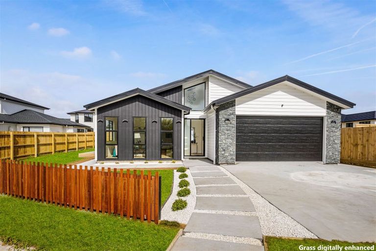 Photo of property in 9 Mcindoe Road, Kumeu, 0810