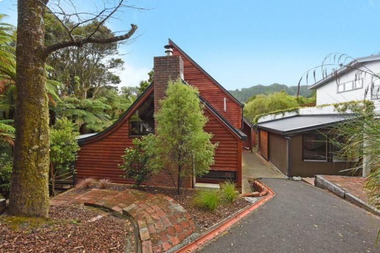 Photo of property in 77 Wyndham Road, Pinehaven, Upper Hutt, 5019