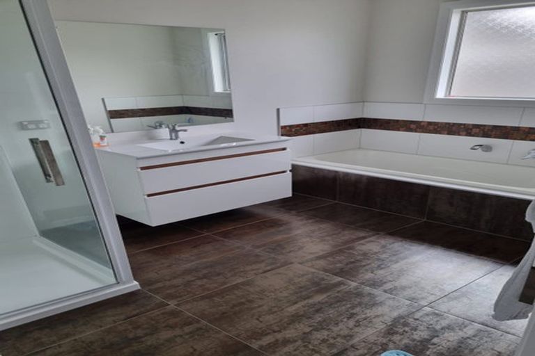 Photo of property in 3 Monaco Grove, Fitzherbert, Palmerston North, 4410