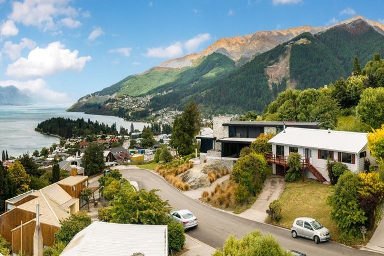 Photo of property in 12 Wakatipu Heights, Queenstown, 9300