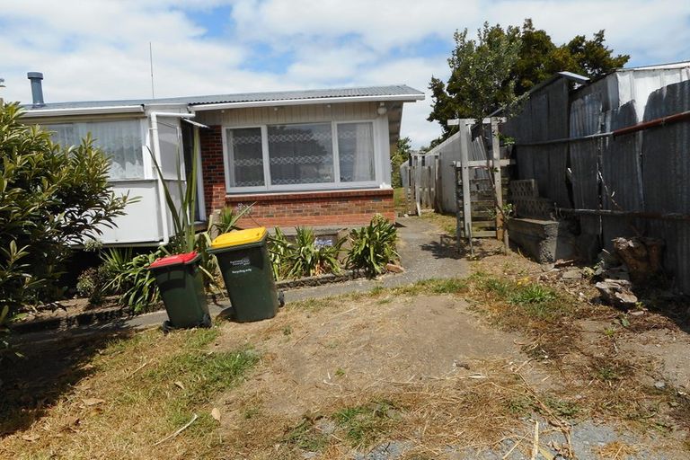 Photo of property in 2 Waimana Road, Conifer Grove, Takanini, 2112