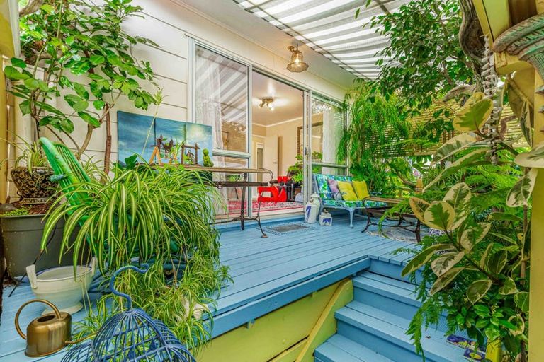 Photo of property in 1/3a Kirrie Avenue, Te Atatu South, Auckland, 0610