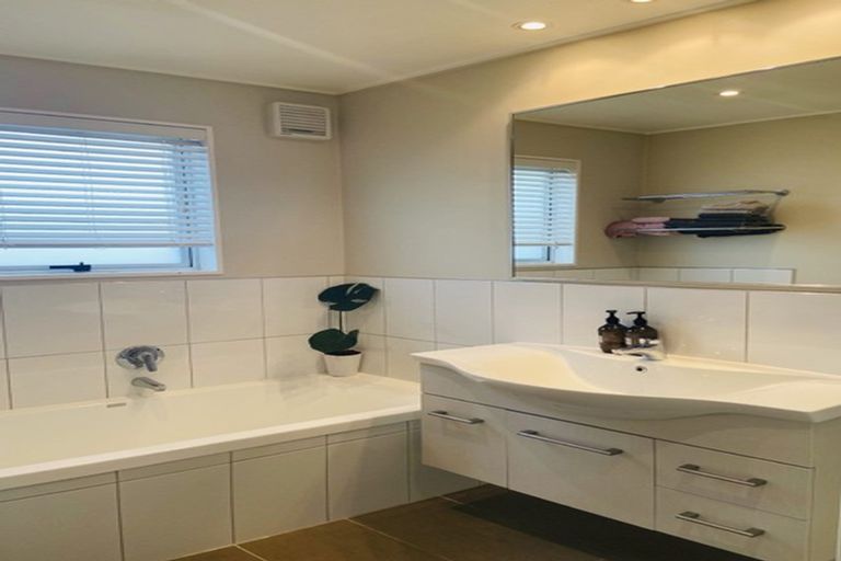 Photo of property in 68 Allington Road, Karori, Wellington, 6012