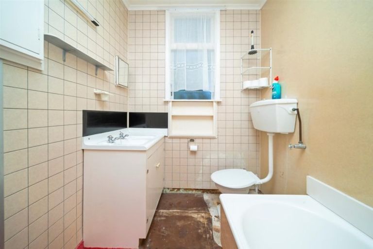 Photo of property in 27 Gloag Street, Waverley, 4510