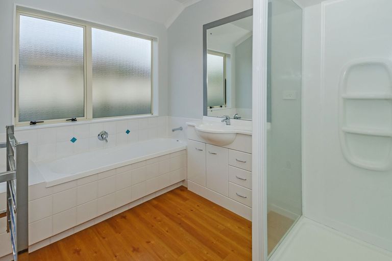 Photo of property in 35 Croftview Road, Wattle Downs, Auckland, 2103