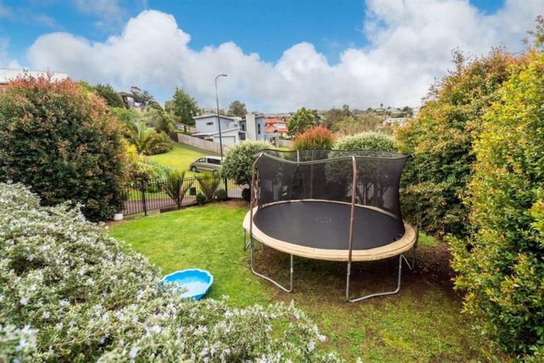 Photo of property in 32 Woodridge Avenue, Northcross, Auckland, 0630