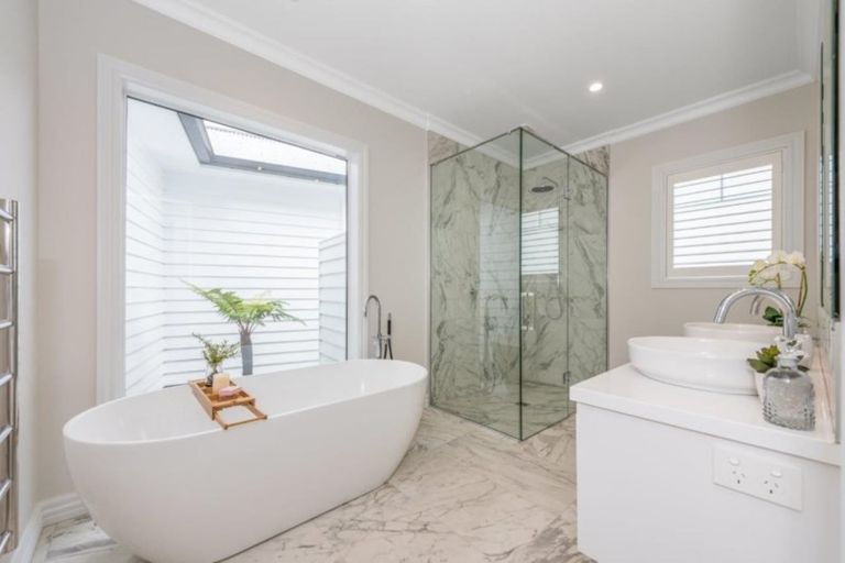 Photo of property in 32 Karoro Road, One Tree Point, 0118