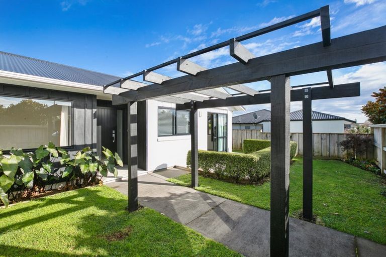 Photo of property in 11 Heta Road, Highlands Park, New Plymouth, 4312