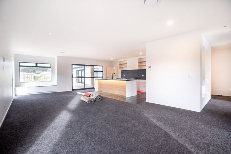 Photo of property in 44 Sardinia Grove, Fitzherbert, Palmerston North, 4410