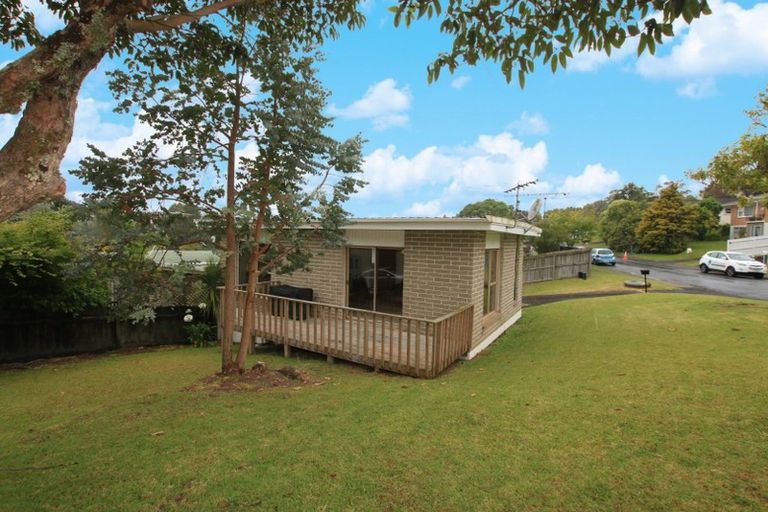 Photo of property in 1/11 Ayton Drive, Totara Vale, Auckland, 0629