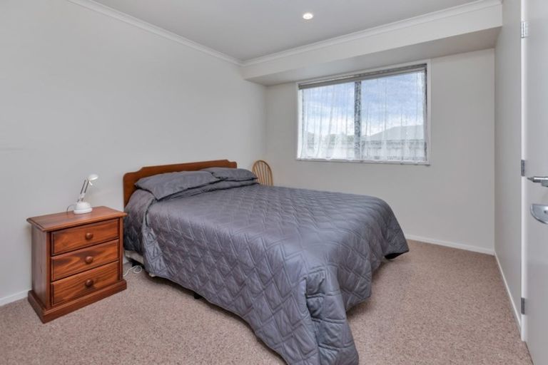 Photo of property in 5 Roto View, One Tree Point, 0118