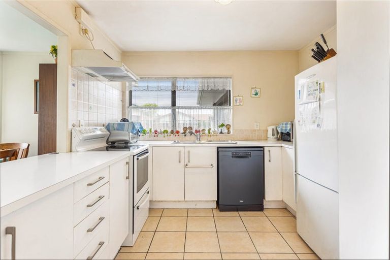 Photo of property in 3 Bosnyak Drive, Te Atatu South, Auckland, 0610