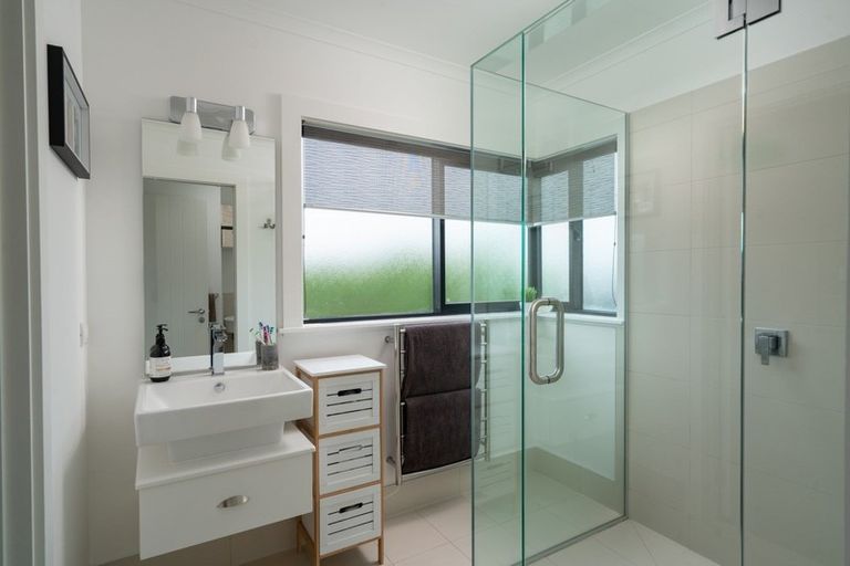 Photo of property in 20 Pukenamu Road, Rainbow Point, Taupo, 3330