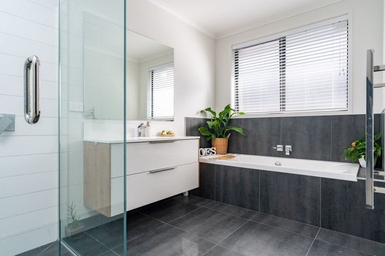 Photo of property in 62 Stace Hopper Drive, One Tree Point, 0118