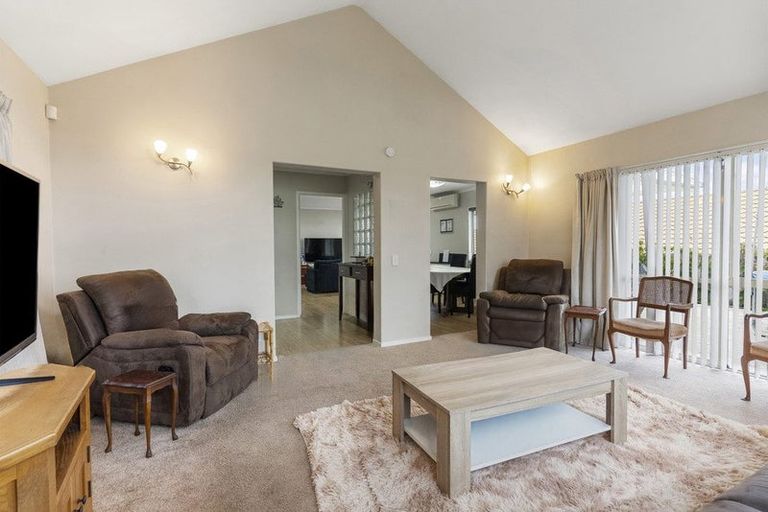 Photo of property in 24 Corta Bella Place, Golflands, Auckland, 2013