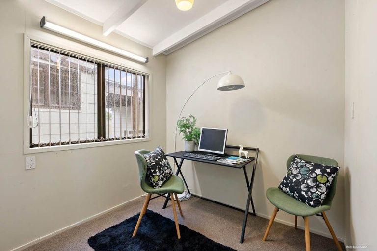 Photo of property in 46 Hobsonville Road, West Harbour, Auckland, 0618