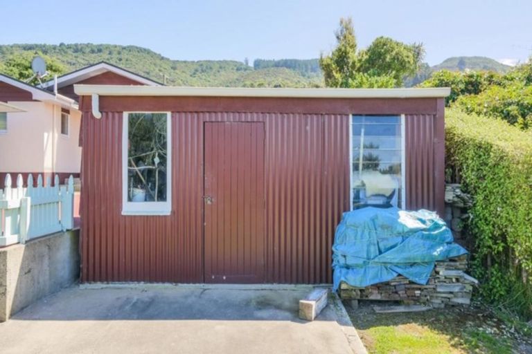 Photo of property in 9 Athol Place, Ravensbourne, Dunedin, 9022