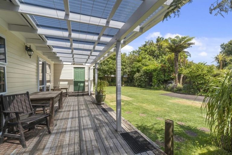 Photo of property in 4 Bayside Avenue, Te Atatu Peninsula, Auckland, 0610