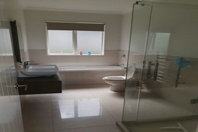 Photo of property in 106 Lake Panorama Drive, Henderson Valley, Auckland, 0612