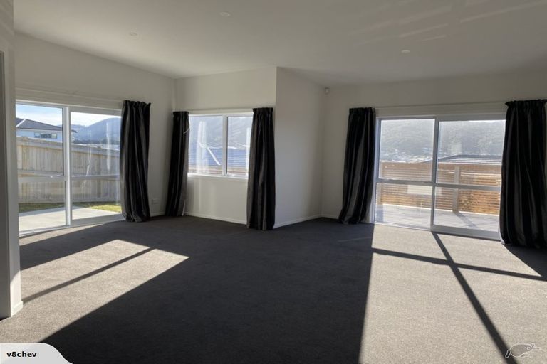 Photo of property in 2 Omaka Place, Aotea, Porirua, 5024