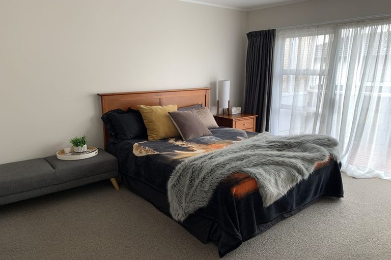 Photo of property in 2/100 Titirangi Road, New Lynn, Auckland, 0600