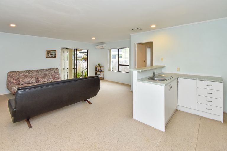 Photo of property in 47 Gossamer Drive, Pakuranga Heights, Auckland, 2010