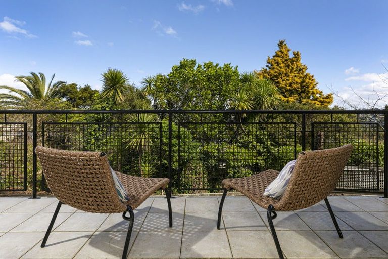 Photo of property in 1/166 Mokoia Road, Chatswood, Auckland, 0626