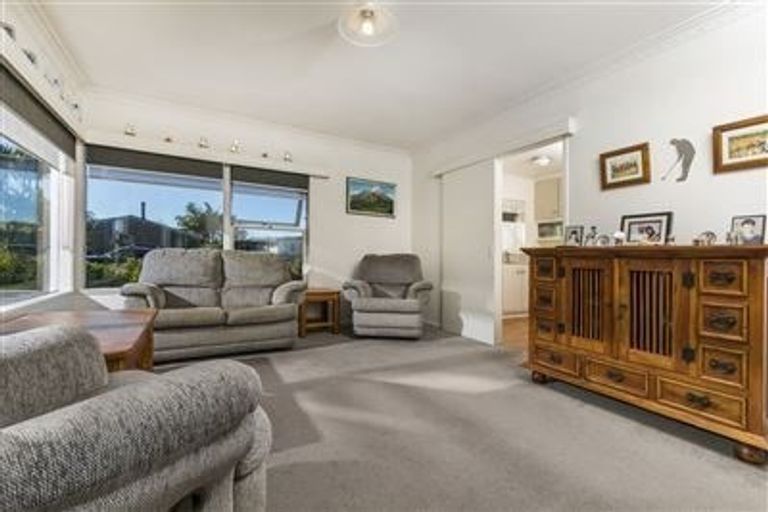 Photo of property in 1/33 Knightsbridge Drive, Forrest Hill, Auckland, 0620