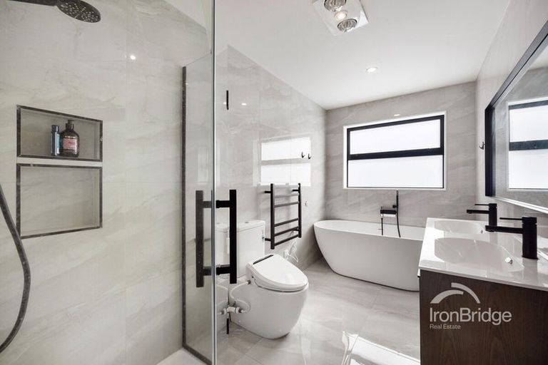 Photo of property in 21a Sovereign Place, Glenfield, Auckland, 0629