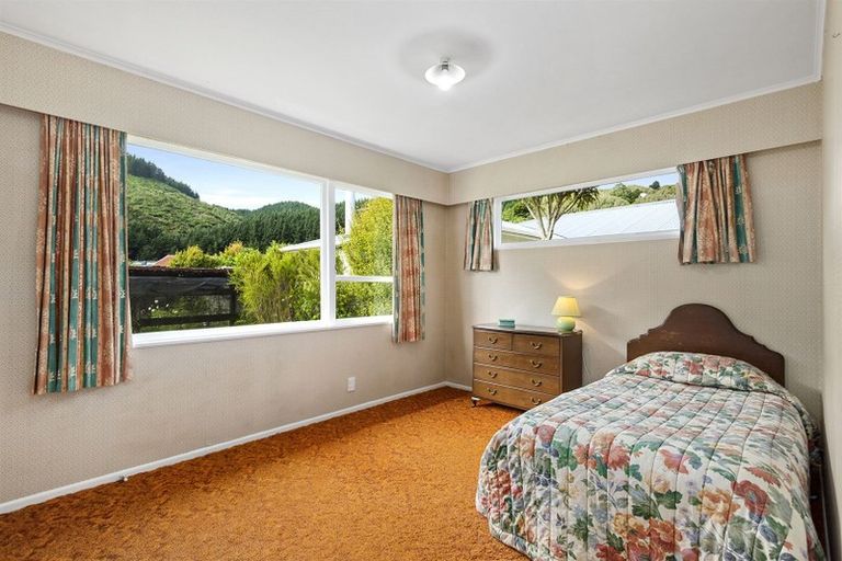 Photo of property in 10 Peckham Grove, Tawa, Wellington, 5028