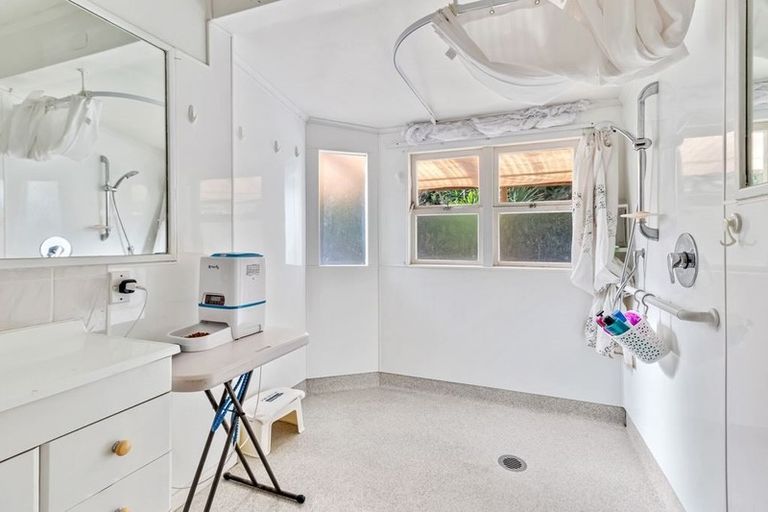 Photo of property in 49 Totaravale Drive, Totara Vale, Auckland, 0629