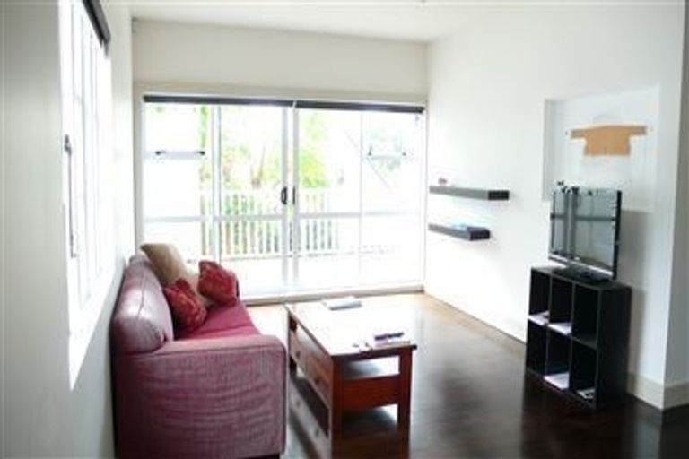 Photo of property in 1/5 Milton Road, Northcote Point, Auckland, 0627