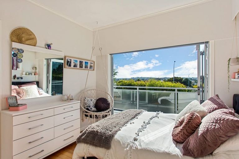 Photo of property in 2 Glenmore Road, Sunnyhills, Auckland, 2010