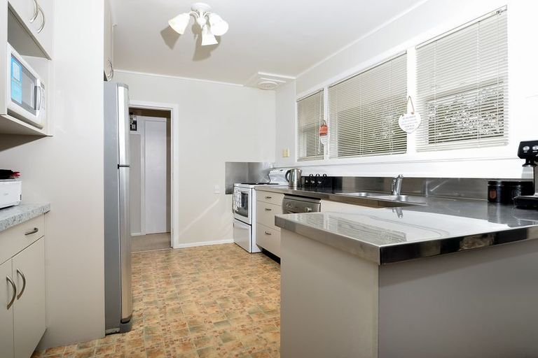 Photo of property in 41 School Road, Te Atatu South, Auckland, 0610