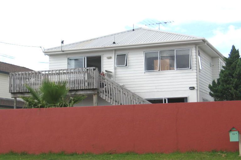 Photo of property in 2/64 Browns Bay Road, Rothesay Bay, Auckland, 0630