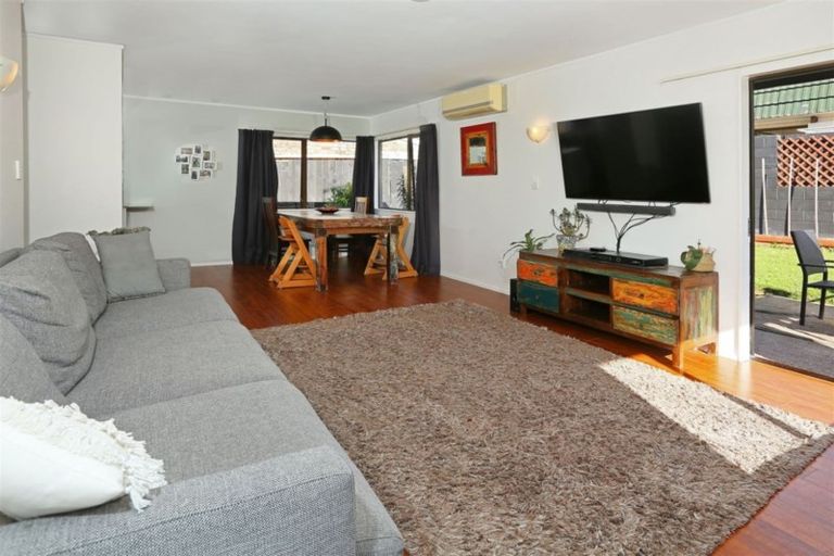 Photo of property in 3/98 Roberts Road, Te Atatu South, Auckland, 0610