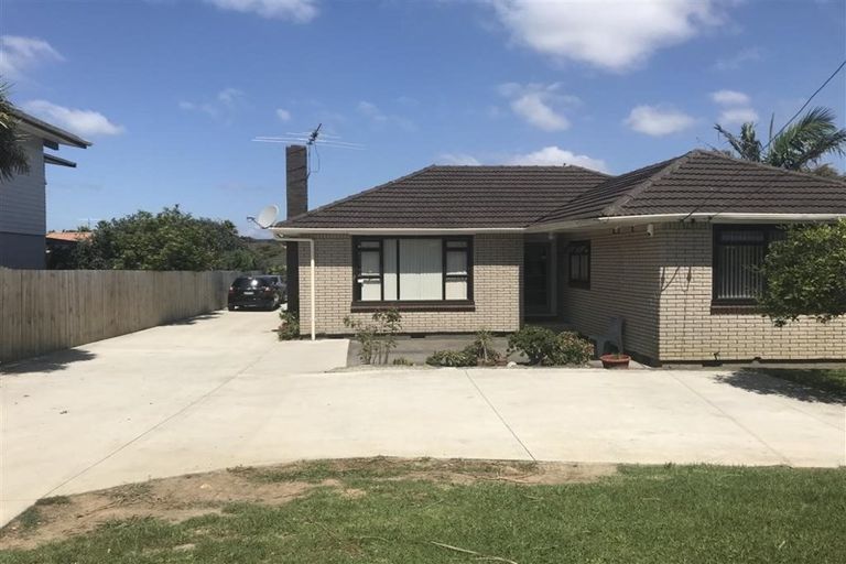 Photo of property in 61 Plumley Crescent, Mangere, Auckland, 2022