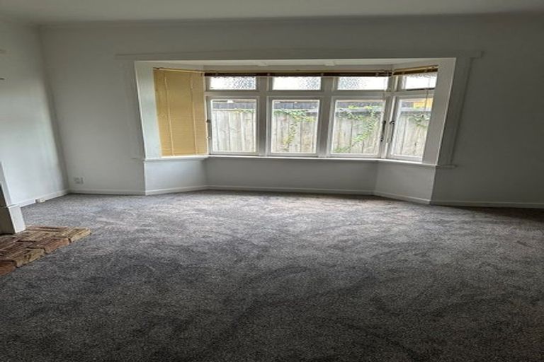 Photo of property in 155 Glenfield Road, Hillcrest, Auckland, 0626