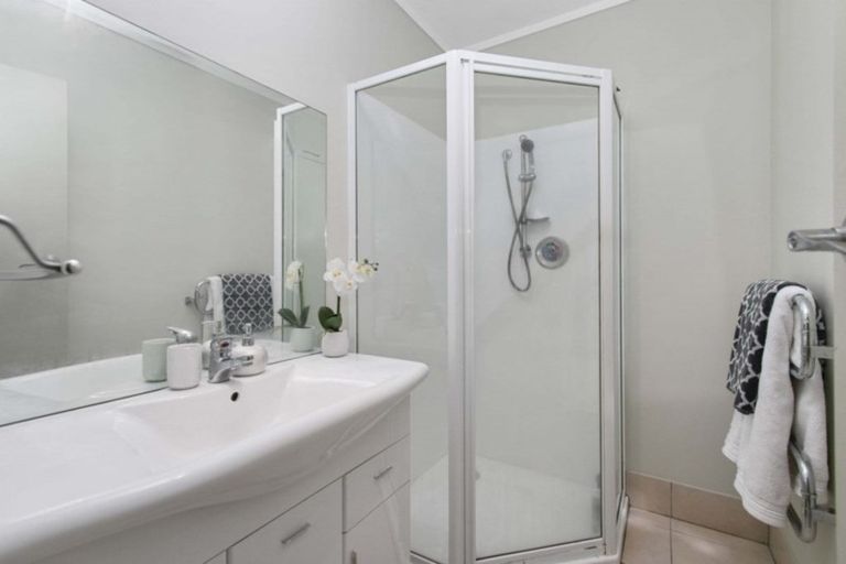 Photo of property in 1/6 Ray Small Drive, Papakura, 2110