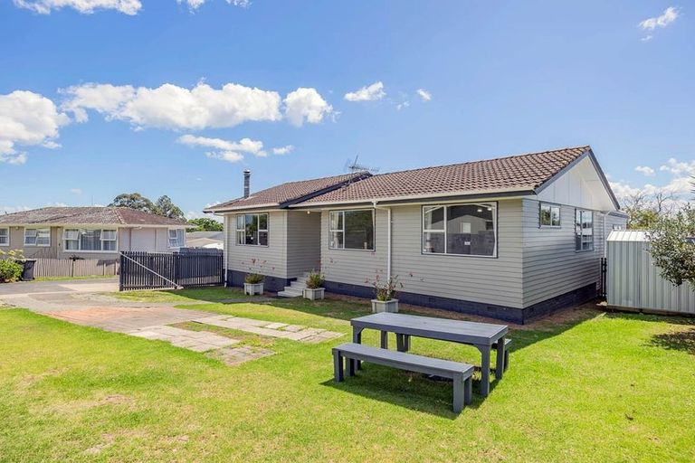 Photo of property in 52 Hobart Crescent, Wattle Downs, Auckland, 2103