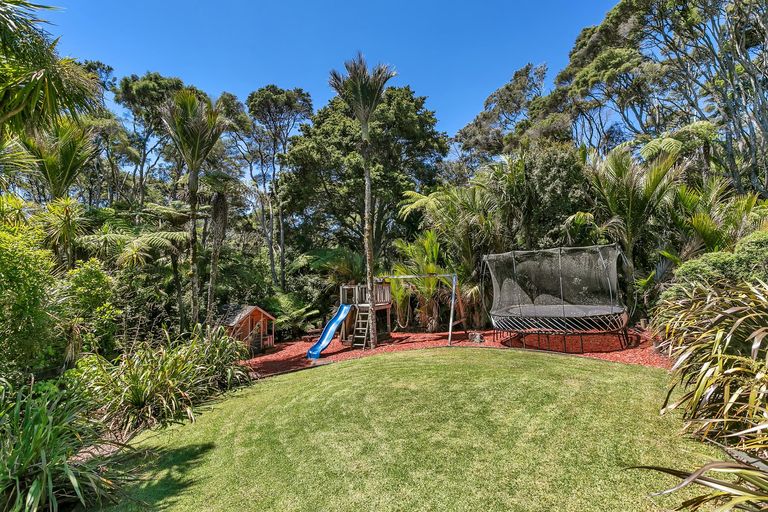 Photo of property in 42 Landing Road, Titirangi, Auckland, 0604