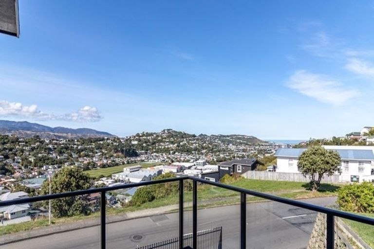 Photo of property in 91 Akaroa Drive, Maupuia, Wellington, 6022