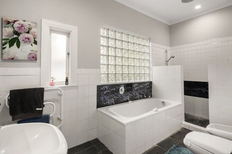 Photo of property in 72 Maida Vale Road, Roseneath, Wellington, 6011