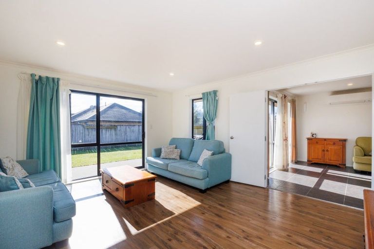Photo of property in 15 Orlando Way, Kelvin Grove, Palmerston North, 4414