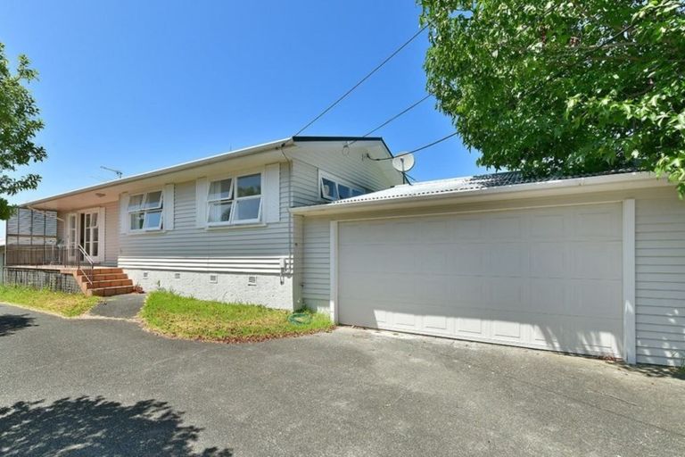 Photo of property in 1/11 Merton Avenue, Glenfield, Auckland, 0627