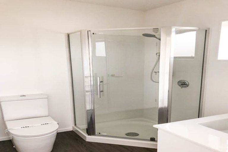 Photo of property in 4337a Great North Road, Glendene, Auckland, 0602