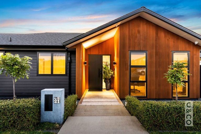 Photo of property in 21 Vogwill Road, Kumeu, 0810